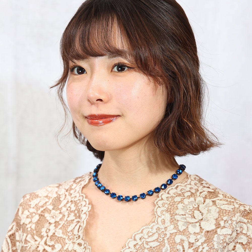 大粒のラインストーンが輝くネックレス