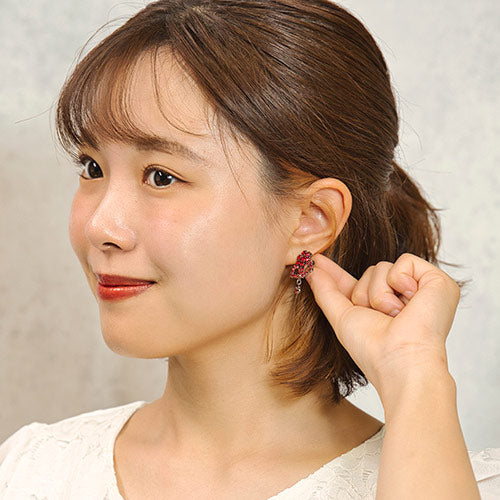 鮮やかな赤が華やかなビジューピアス