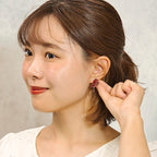 鮮やかな赤が華やかなビジューピアス