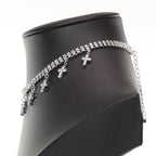 十字架モチーフをあしらったチョーカータイプのネックレス