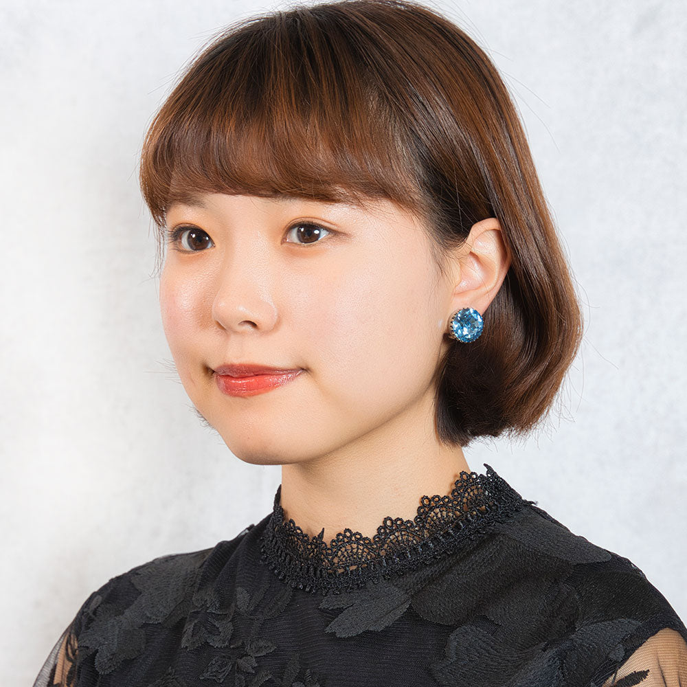 大粒のラインストーンが美しく輝くイヤリング
