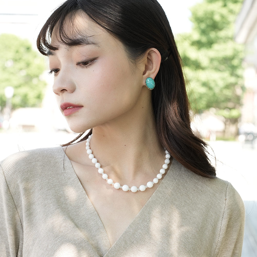 鮮やかなライトブルーが美しいターコイズのイヤリング