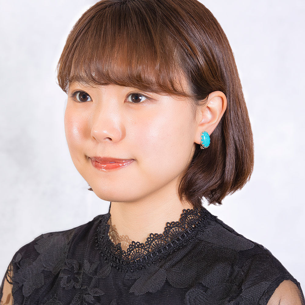鮮やかなライトブルーが美しいターコイズのイヤリング