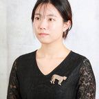 豹の美しさとしなやかさを象徴するビジューブローチ