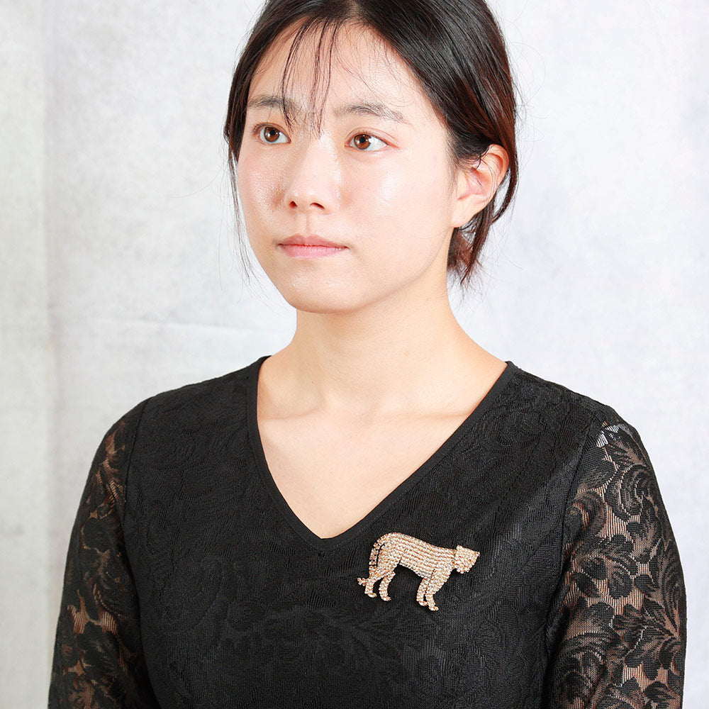 豹の美しさとしなやかさを象徴するビジューブローチ