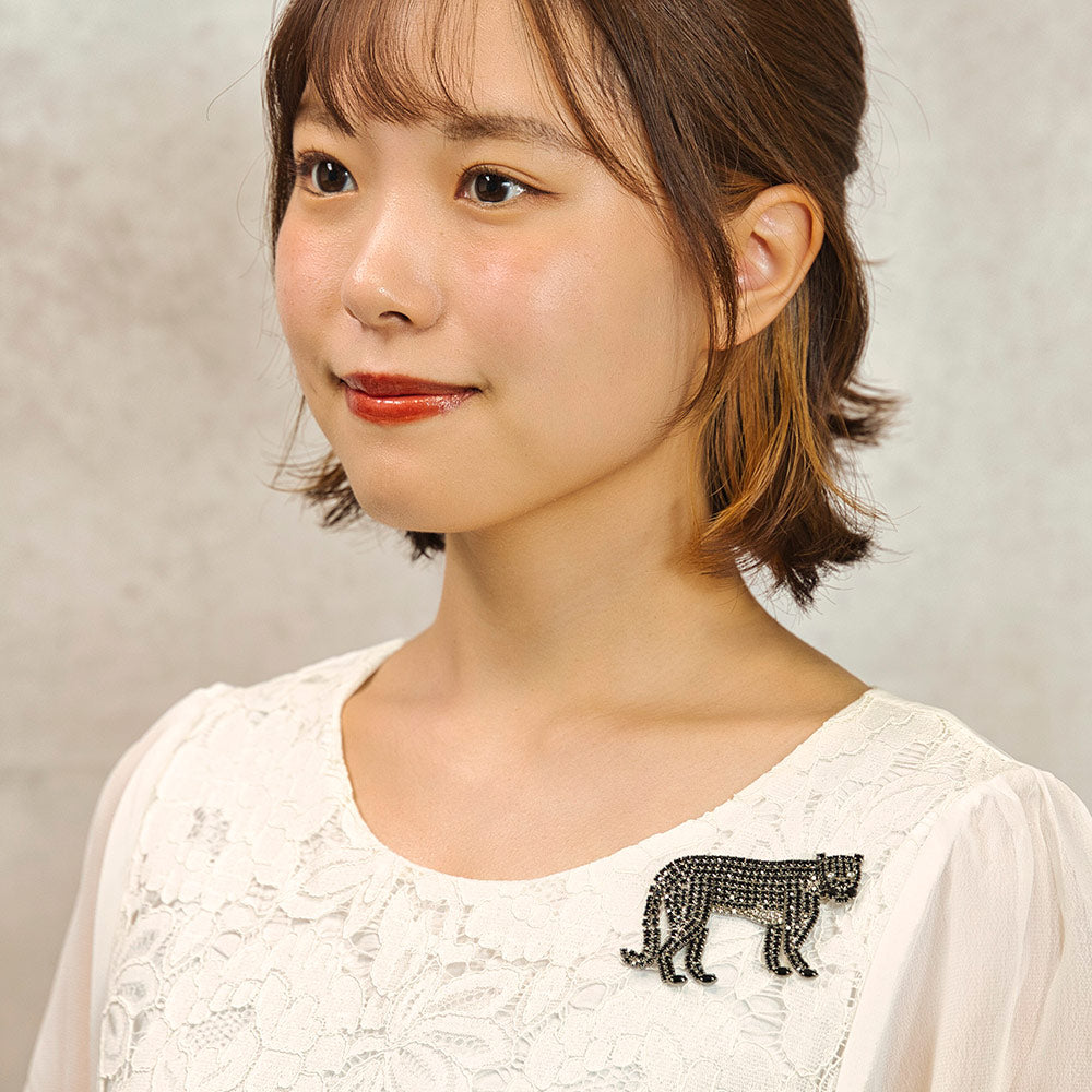 黒豹の美しさとしなやかさを象徴するビジューブローチ