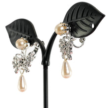 Load image into Gallery viewer, イヤリング ラインストーン パール クリアカラー ホワイト リボン 136164
