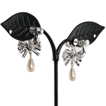 Load image into Gallery viewer, イヤリング ラインストーン パール クリアカラー ホワイト リボン 136164
