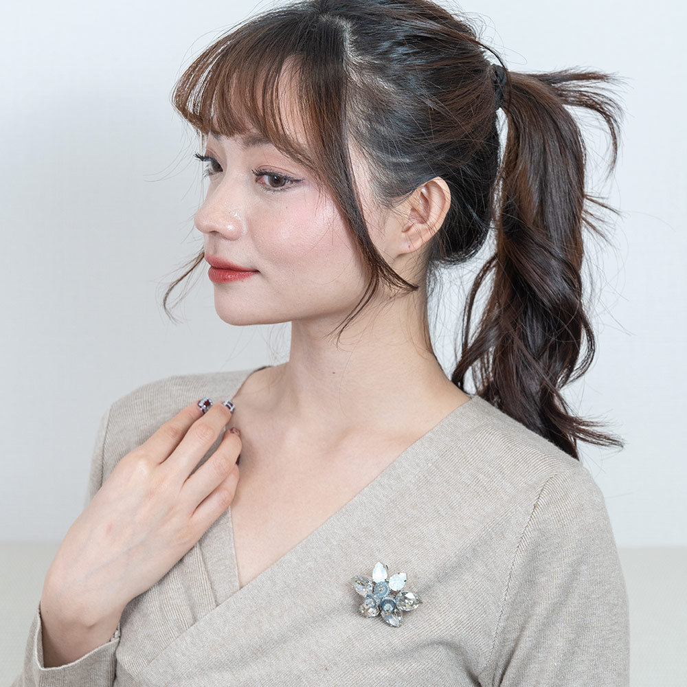 ボヘミアングラスと大粒のラインストーンが絶妙に調和した、エレガントなペンダントブローチ