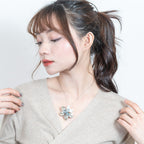 ボヘミアングラスと大粒のラインストーンが絶妙に調和した、エレガントなペンダントブローチ