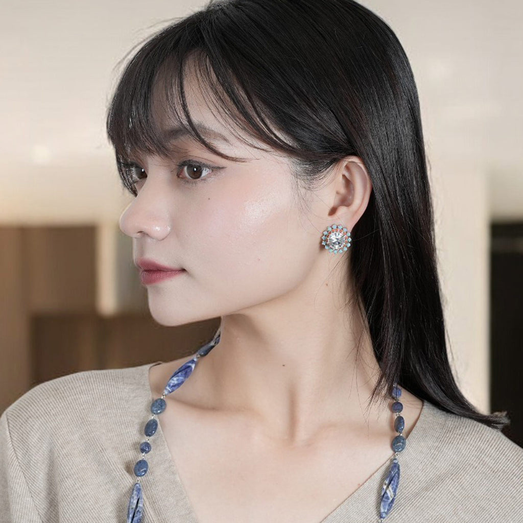大粒のラインストーンが美しく輝くイヤリング