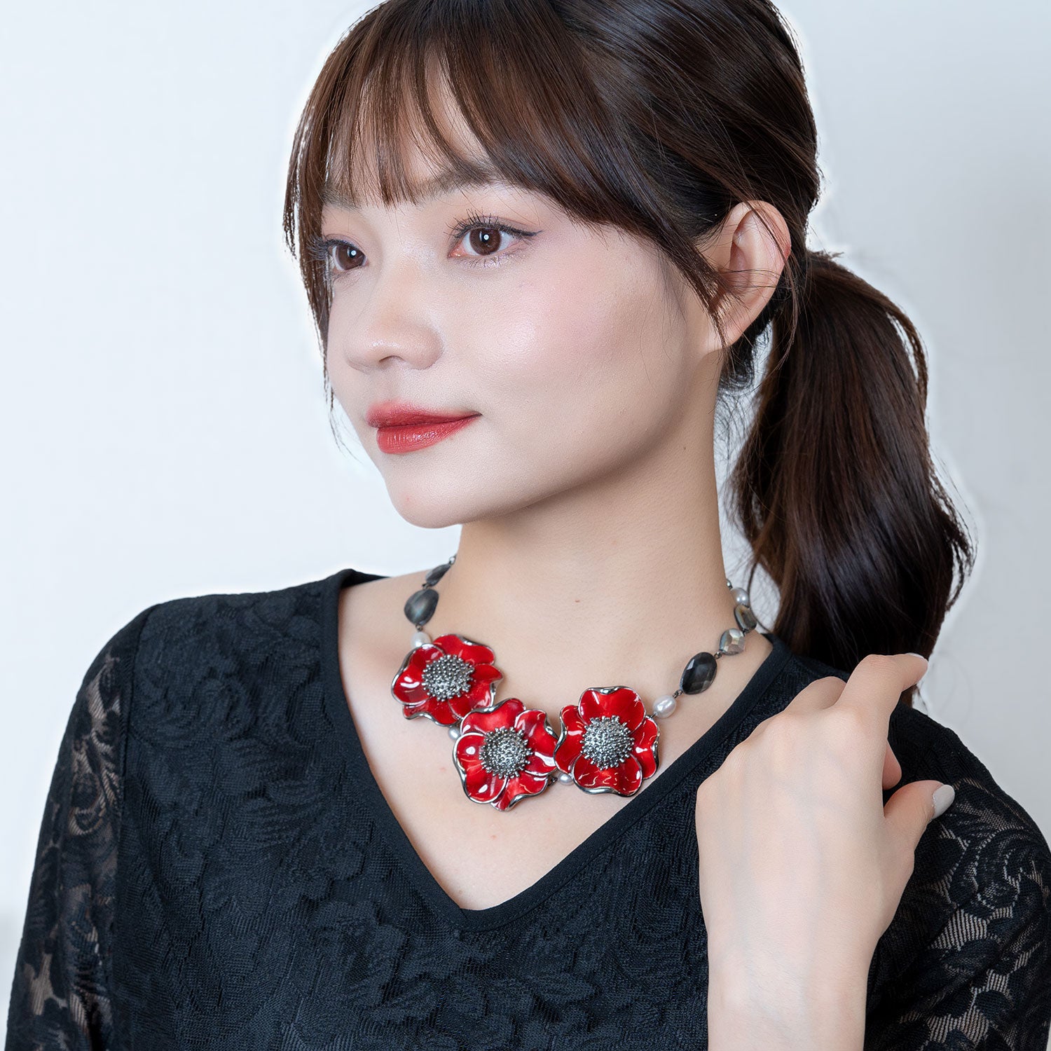 フラワーモチーフが美しいネックレス