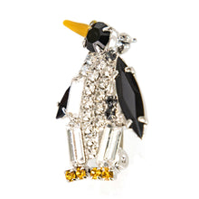Load image into Gallery viewer, スワロフスキークリスタルをあしらったペンギンモチーフのブローチ

