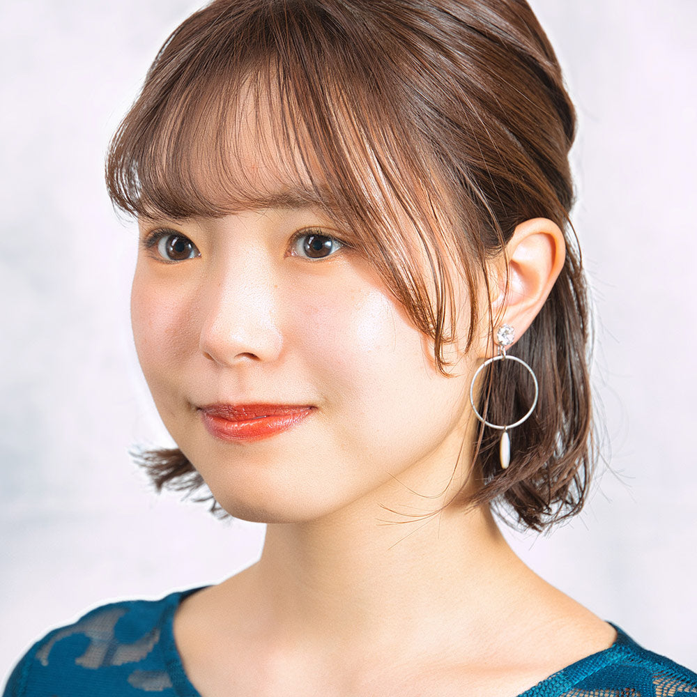 上品な光沢が美しい白蝶貝のイヤリング