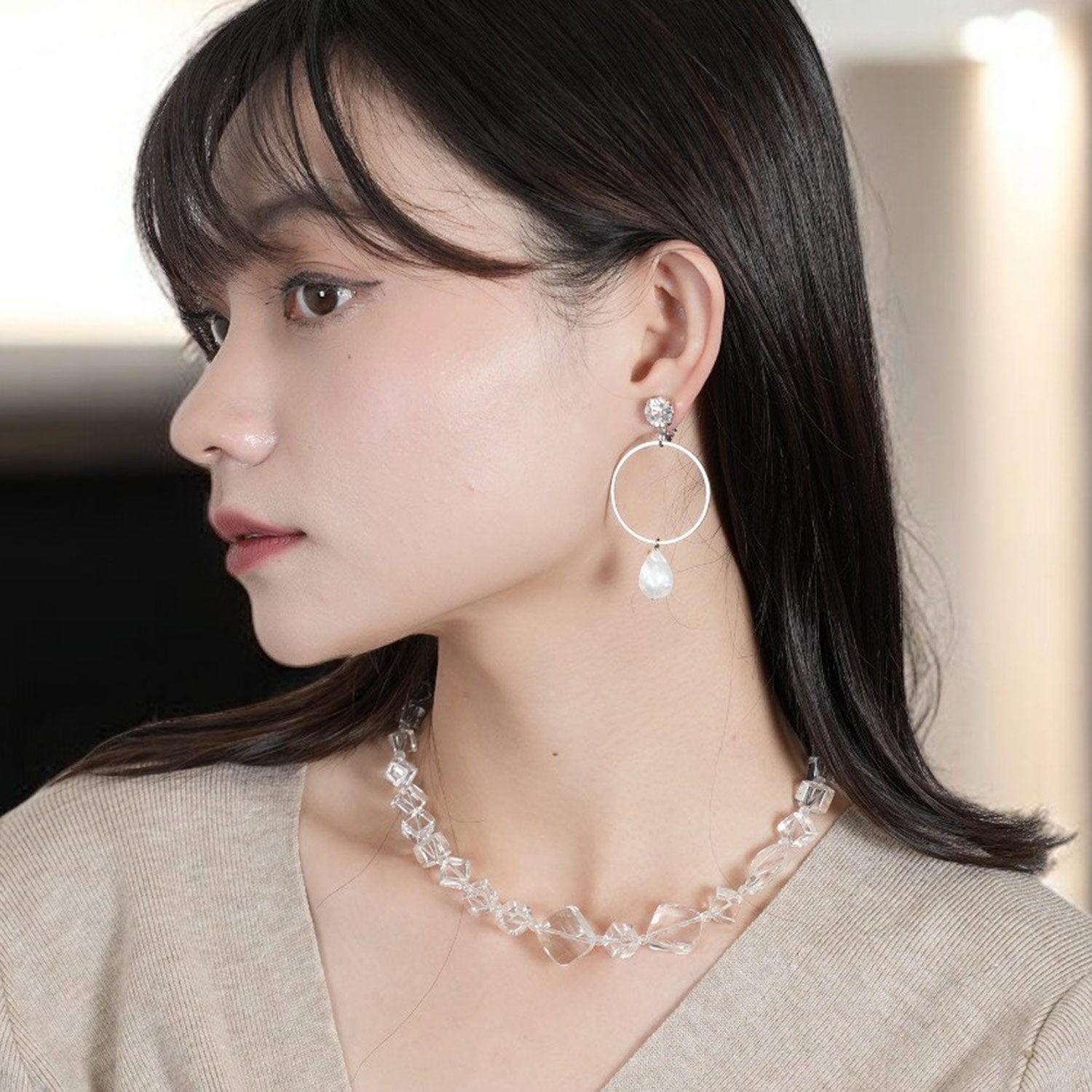 上品な光沢が美しい白蝶貝のイヤリング
