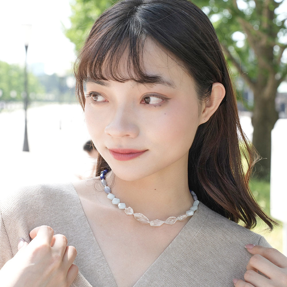様々な天然石を組み合わせ、ブルーのグラデーションをデザインしたネックレス