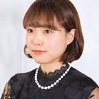 ファセットカットされた純白のジェイドが美しいロングネックレス