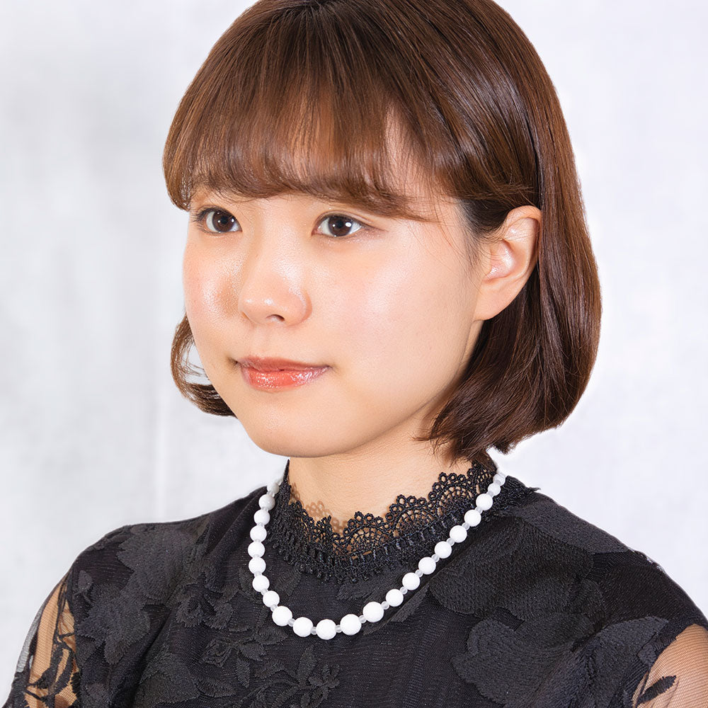ファセットカットされた純白のジェイドが美しいロングネックレス