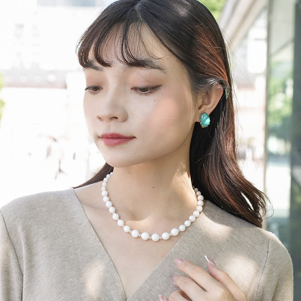 ファセットカットされた純白のジェイドが美しいロングネックレス