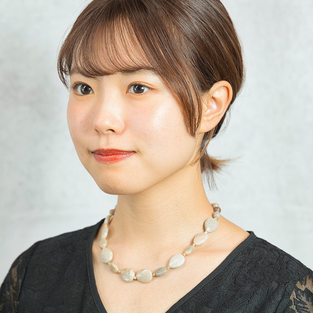 肌なじみの良いナチュラルカラーが美しいコーラルフォッシルのネックレス