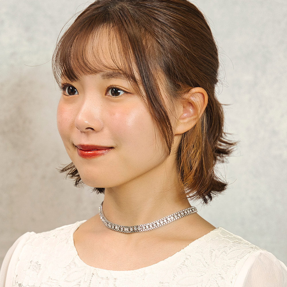 クリアカラーのラインストーンとメタリックシルバーが絶妙に調和したチョーカー