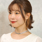 クリアカラーのラインストーンとメタリックシルバーが絶妙に調和したチョーカー