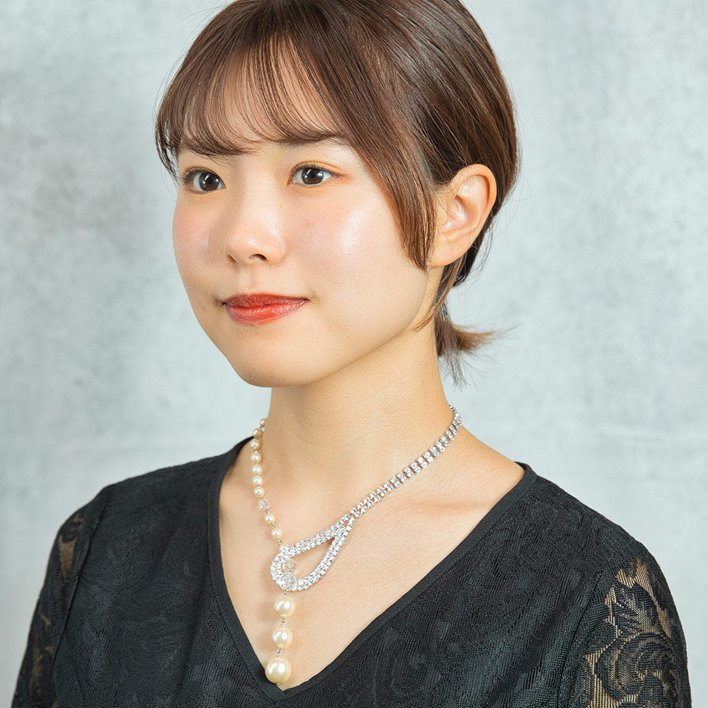 ラインストーンと大粒のパールを組み合わせたネックレス