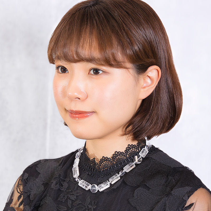 上品なクリアカラーが美しいクォーツのショートネックレス