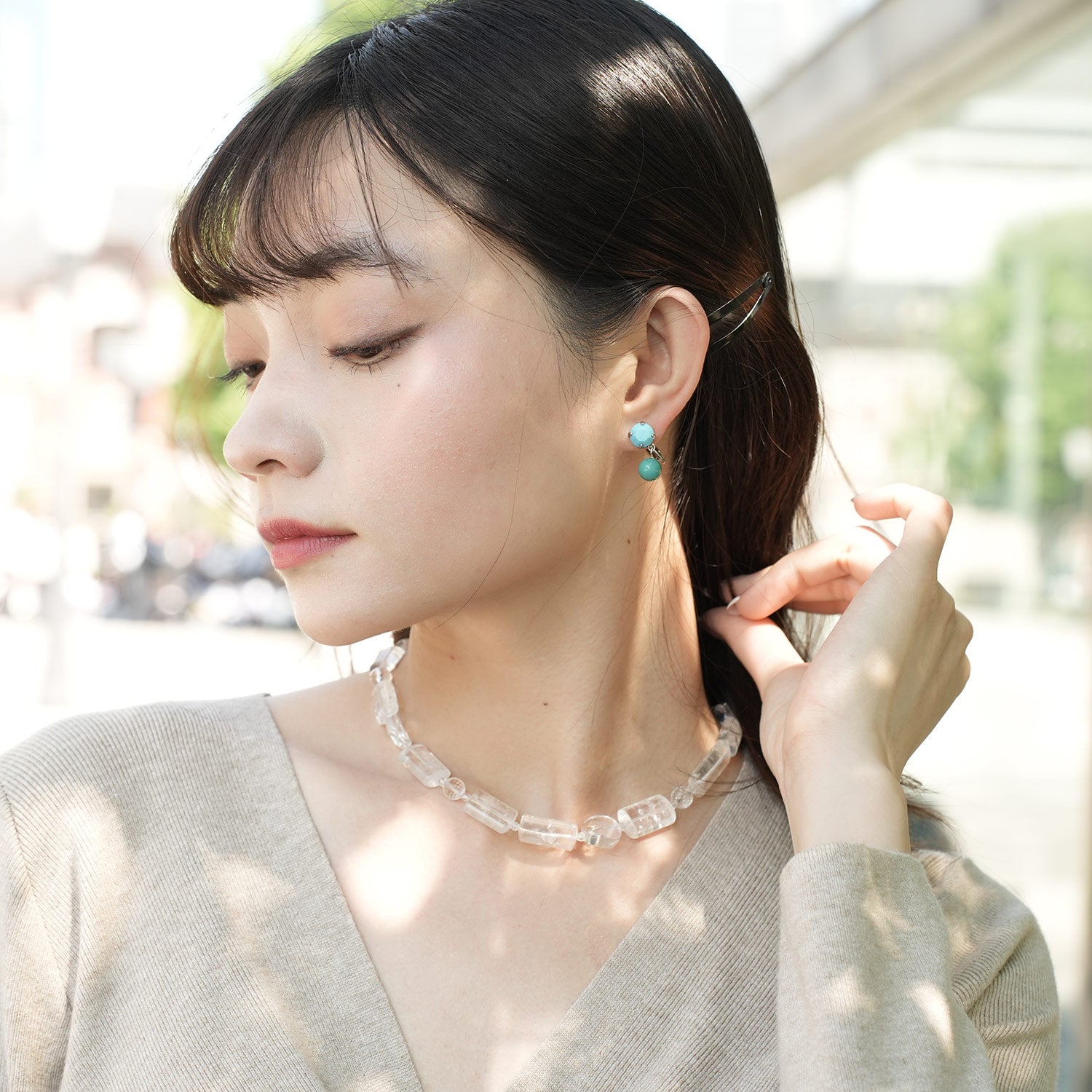 上品なクリアカラーが美しいクォーツのショートネックレス