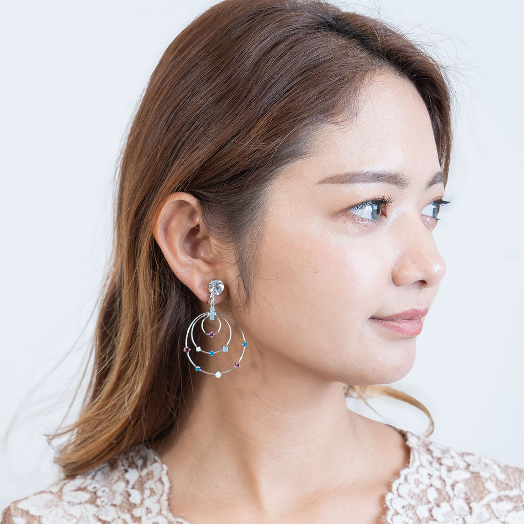 色とりどりのラインストーンを散りばめたフープイヤリング