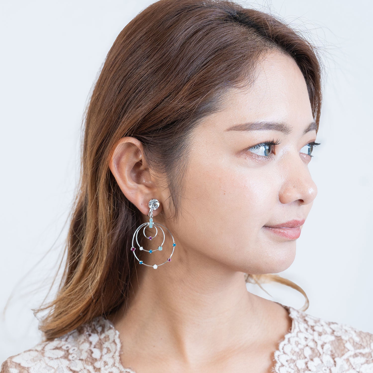 色とりどりのラインストーンを散りばめたフープイヤリング