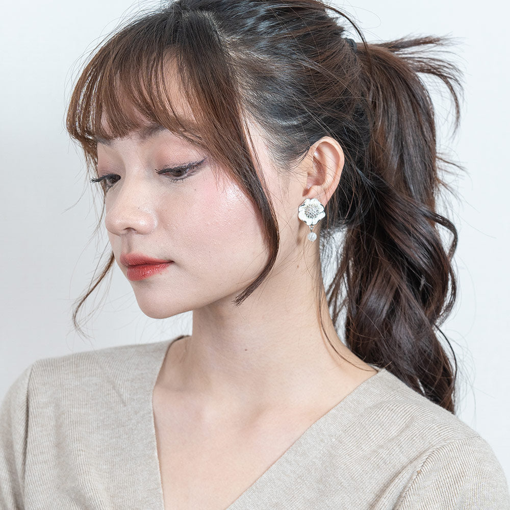 立体的なフラワーモチーフが美しいイヤリング