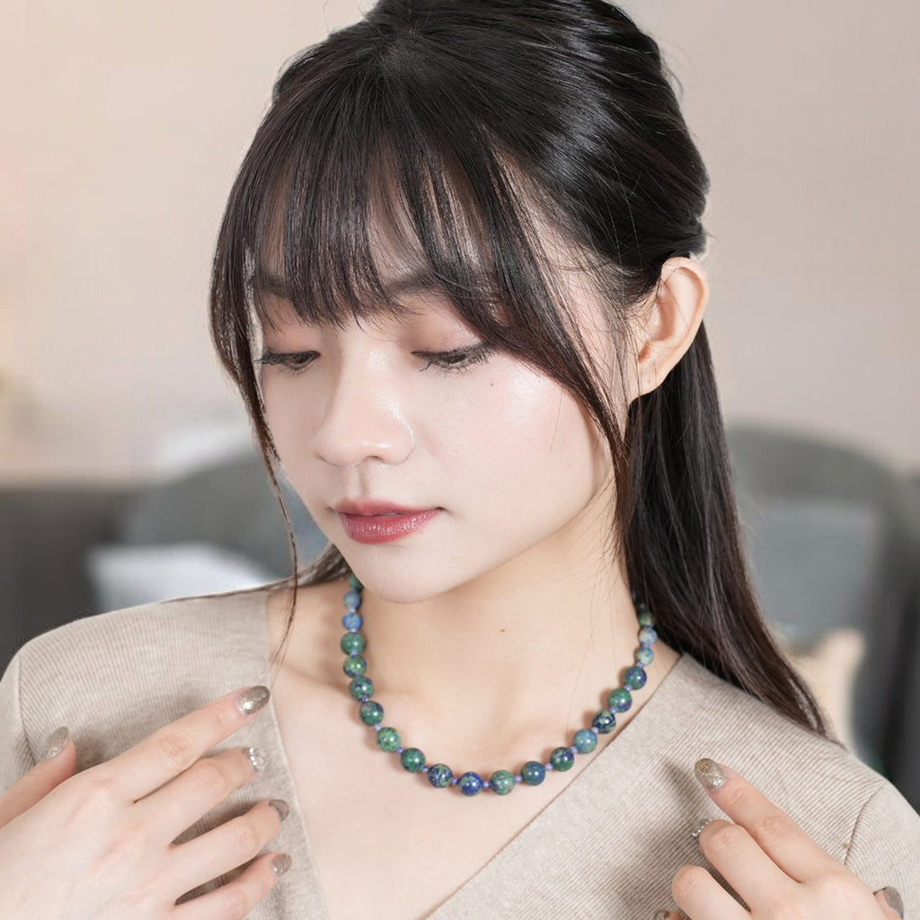 繊細で美しい模様を持つアジュールマラカイトのネックレス
