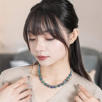 繊細で美しい模様を持つアジュールマラカイトのネックレス