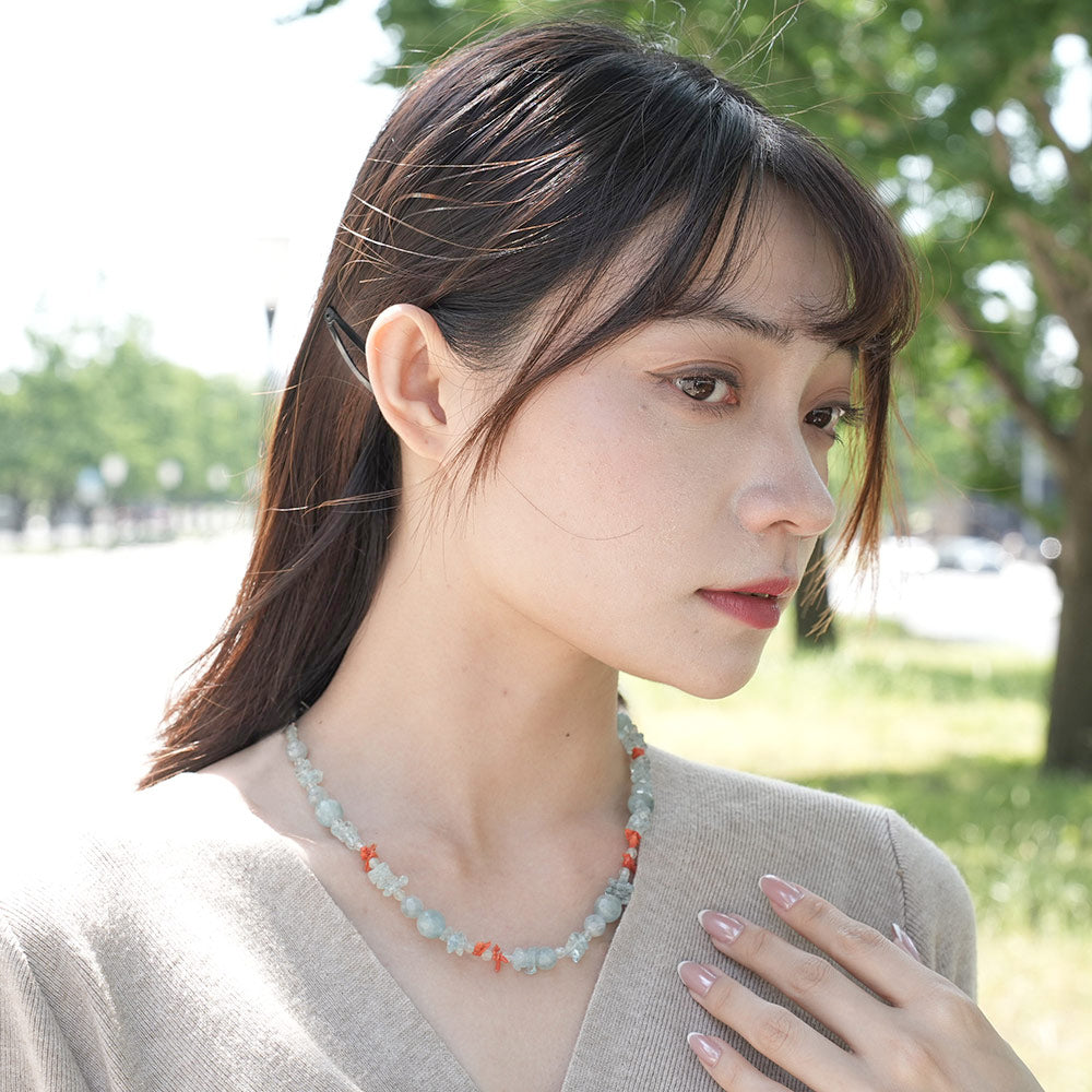 上品な淡い水色のアクアマリンにさんごを組み合わせたネックレス