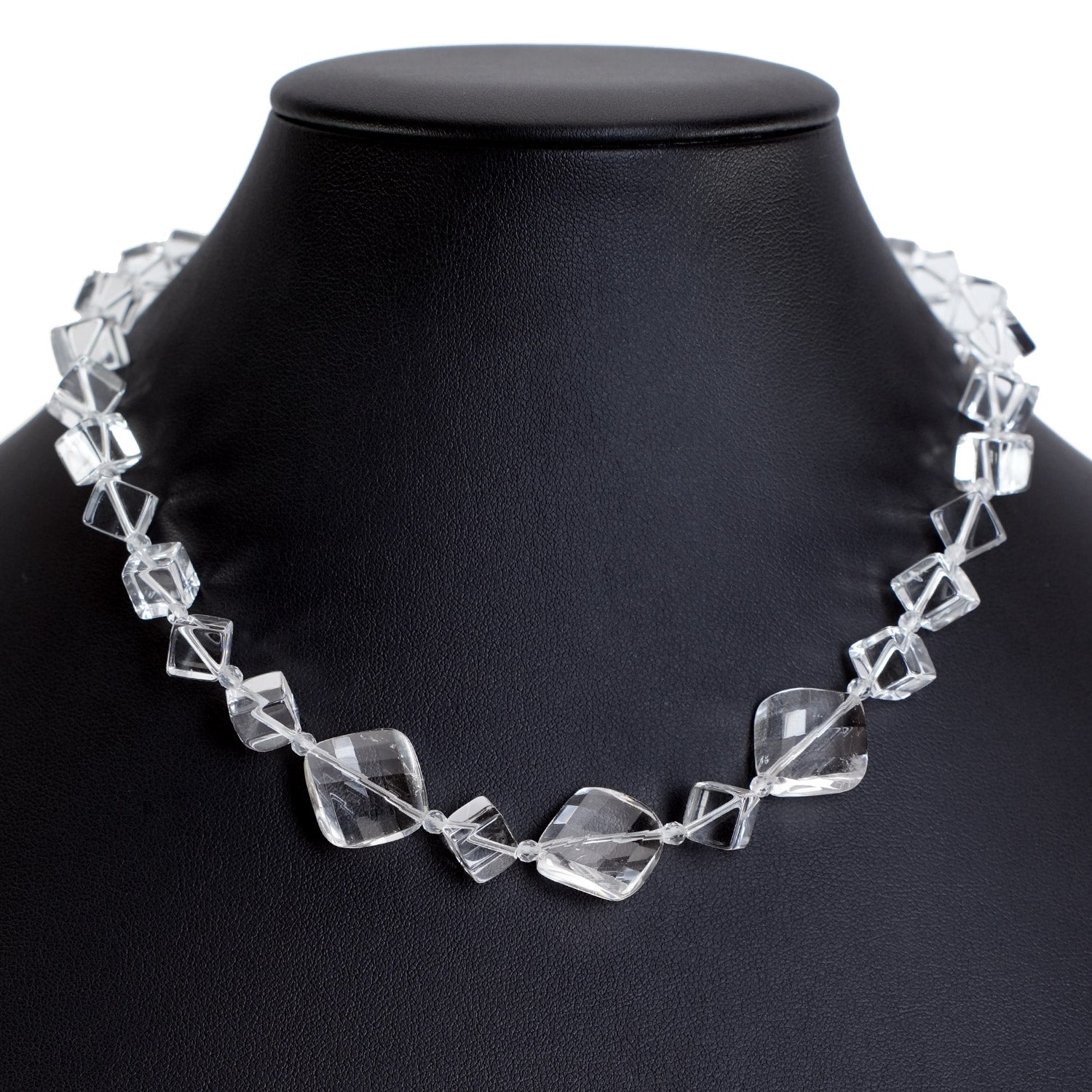 上品なクリアカラーが美しいクォーツのショートネックレス