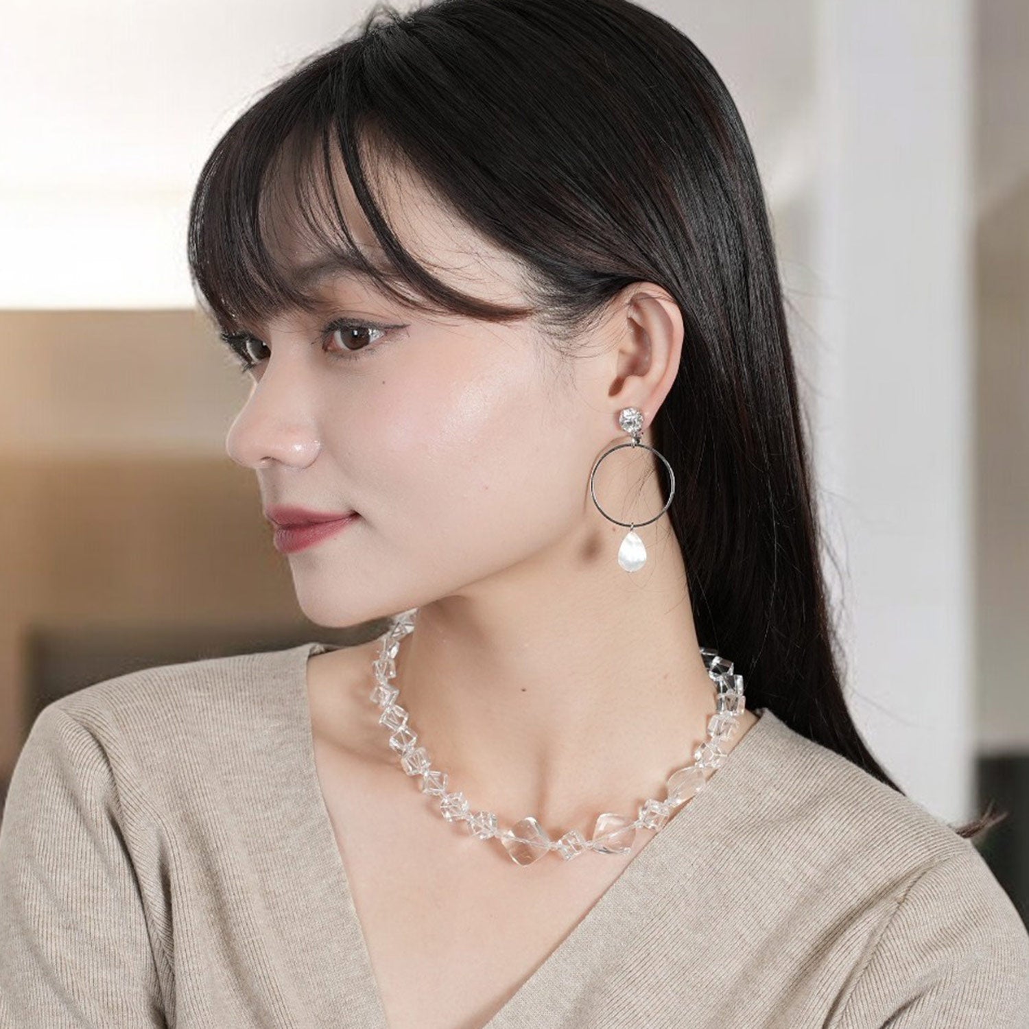上品なクリアカラーが美しいクォーツのショートネックレス