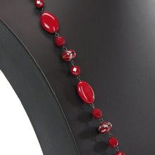 Load image into Gallery viewer, 落ち着いた赤が美しい、ボヘミアングラスのロングネックレス
