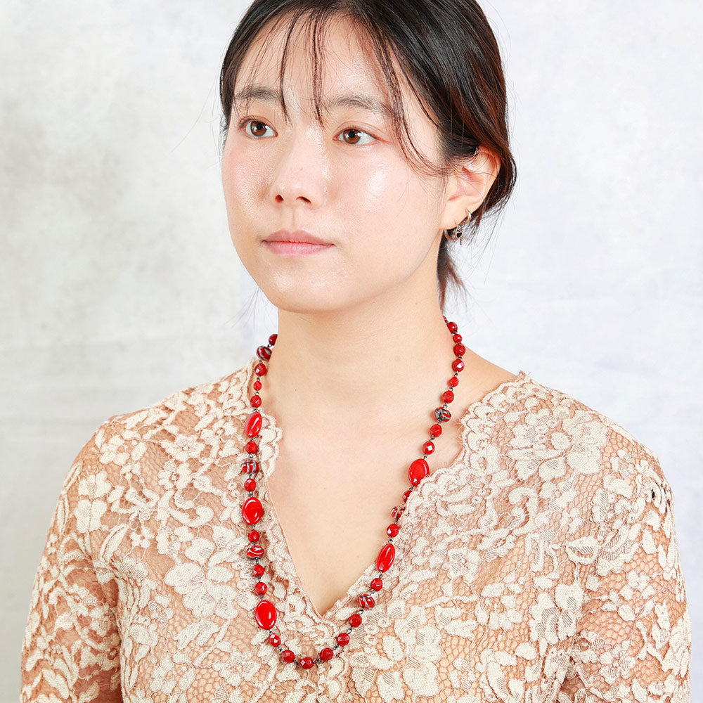 落ち着いた赤が美しい、ボヘミアングラスのロングネックレス