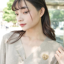 画像をギャラリービューアに読み込む, ラインストーンを贅沢にあしらった、立体的なデザインのブローチ
