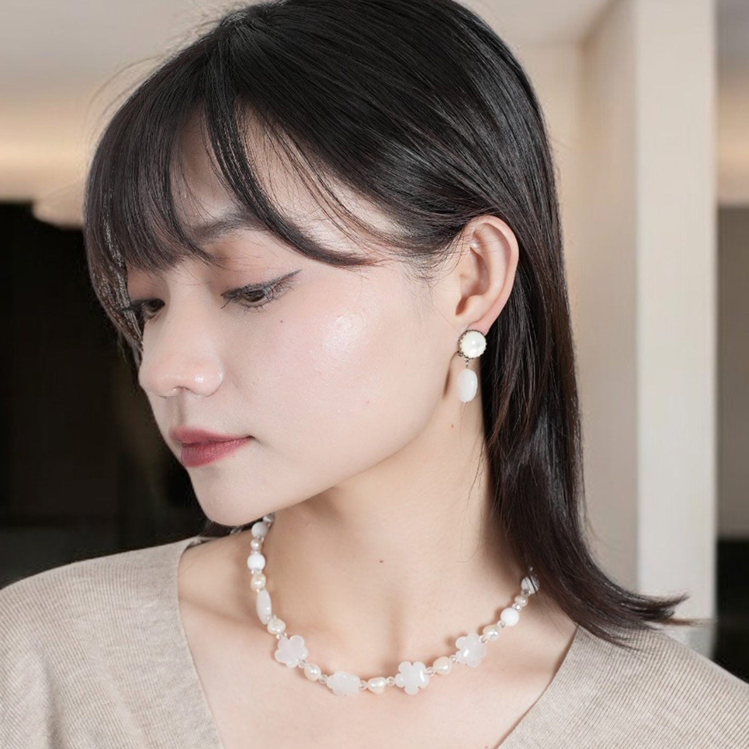 上品な光沢が美しい白蝶貝のイヤリング