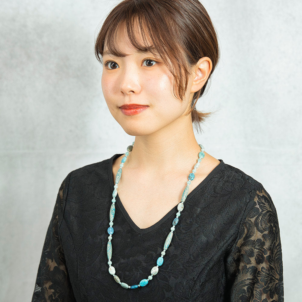 ライトブルーが美しい天然石のロングネックレス
