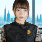 ボヘミアングラスを贅沢にあしらった、立体的なデザインのブローチ