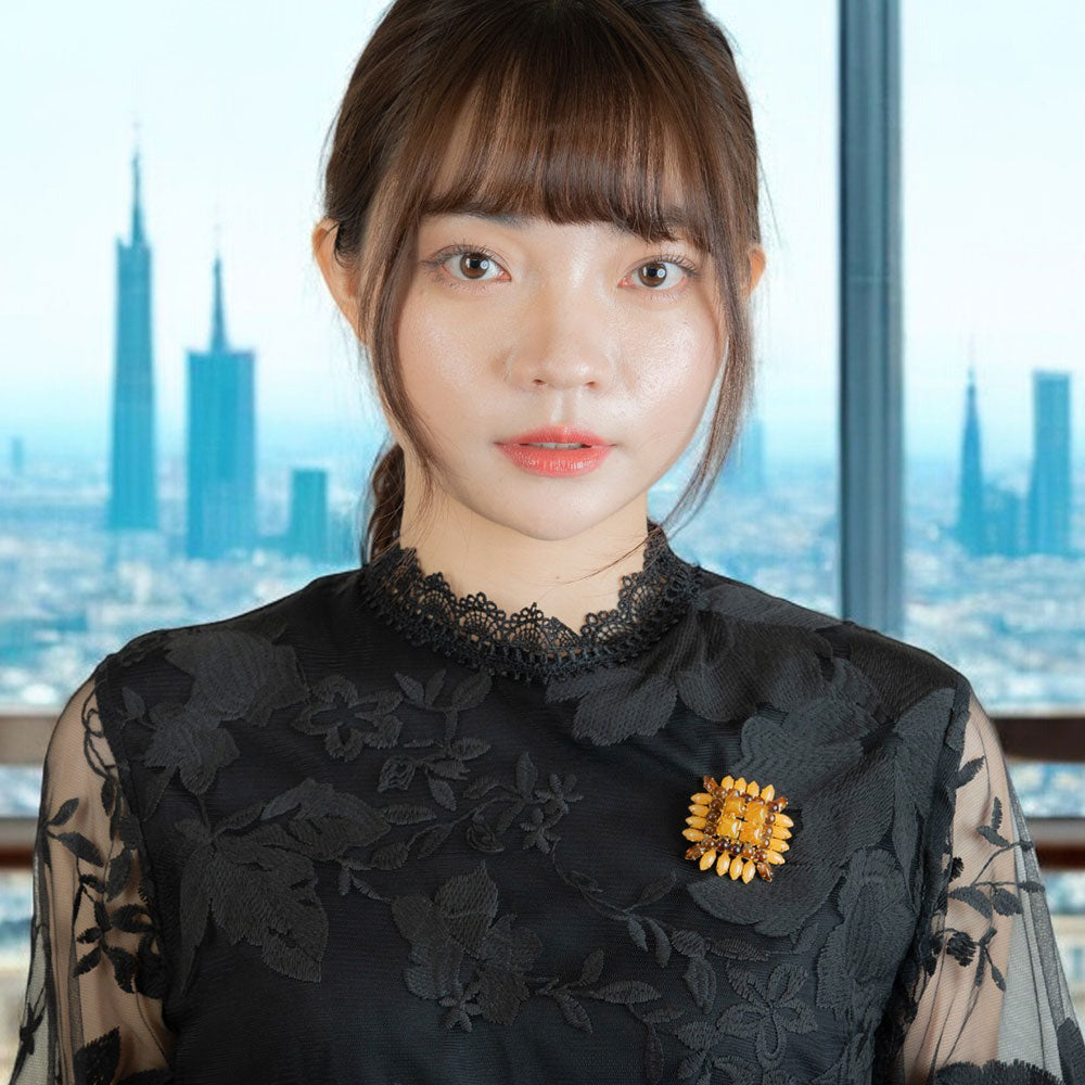 ボヘミアングラスを贅沢にあしらった、立体的なデザインのブローチ