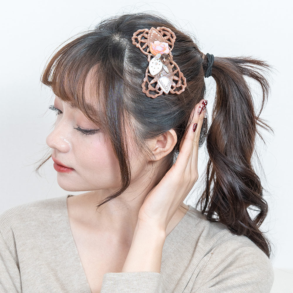シェルとボヘミアングラス、ラインストーンの組み合わせが華やかなヘアバレッタ