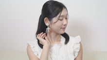 Load and play video in Gallery viewer, イヤリング ボヘミアングラス パール ホワイト クロス リーフ ロング 059303
