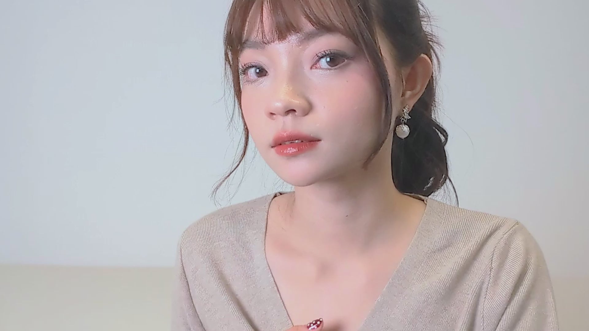大粒のパールが揺れる星モチーフのピアス