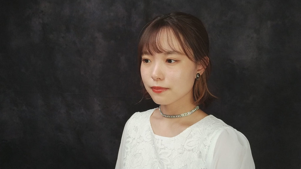 クリアカラーのラインストーンとメタリックシルバーが絶妙に調和したチョーカー