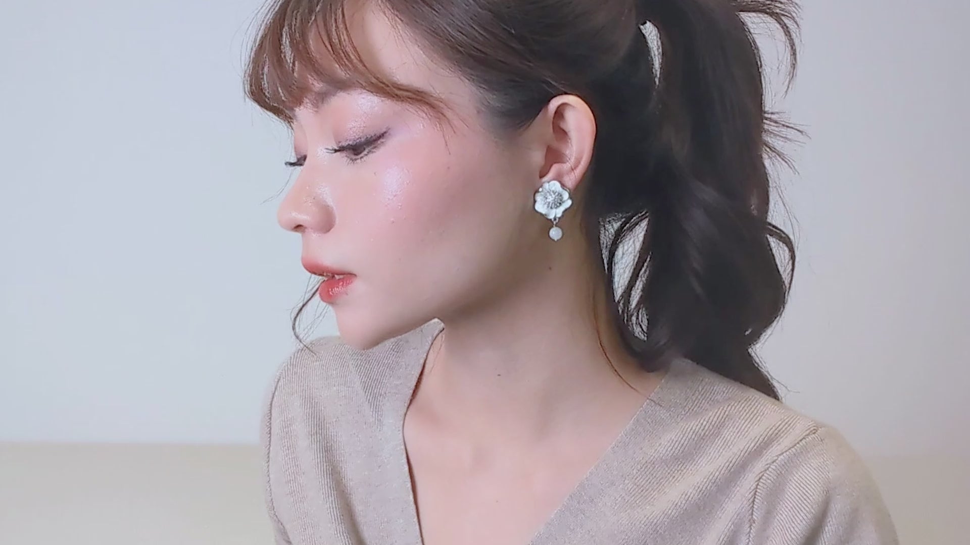 立体的なフラワーモチーフが美しいイヤリング