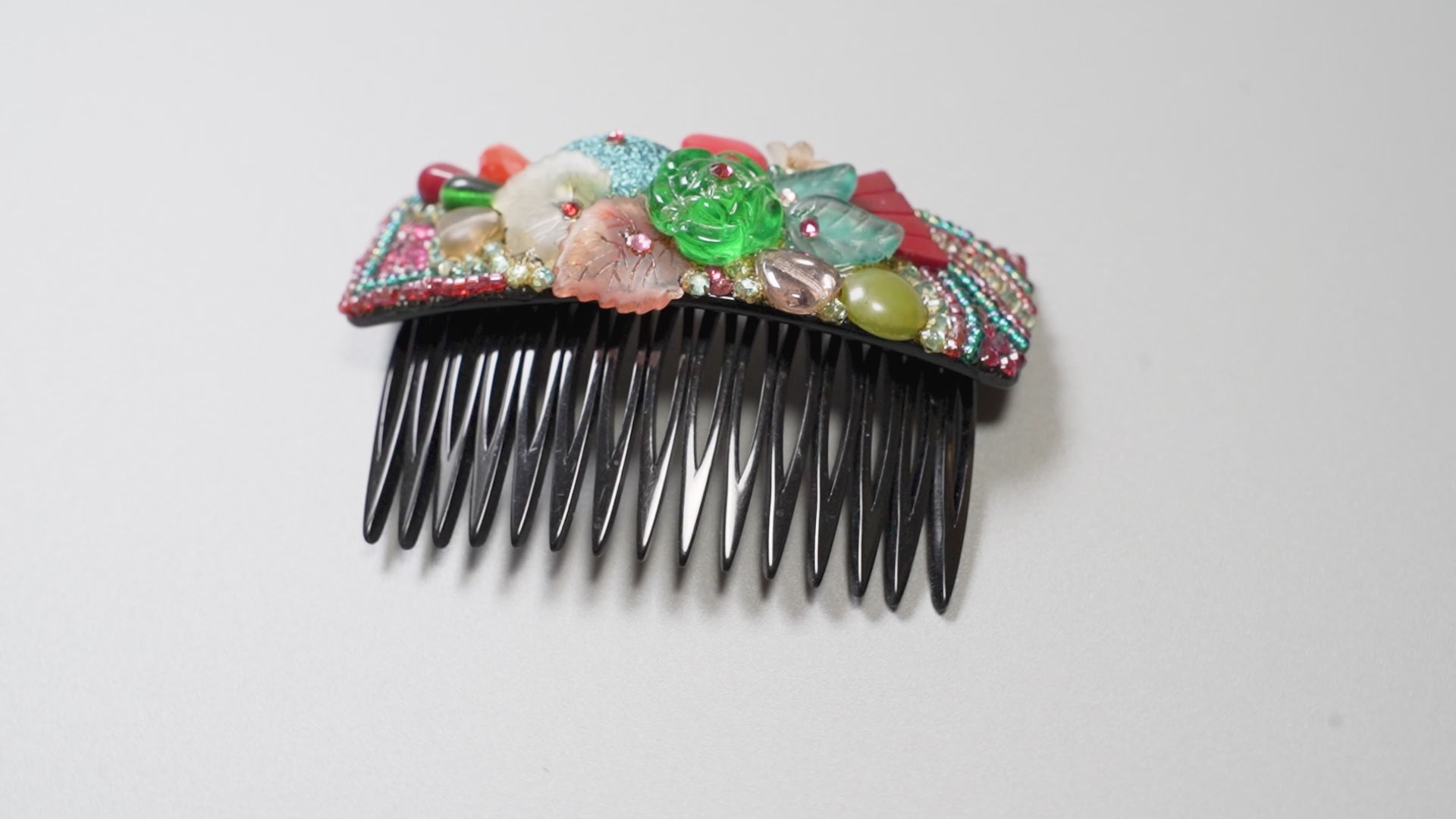 上質なボヘミアングラスをあしらい、高級感あふれるヘアコーム